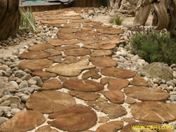 Дорожка из деревянных торцевых шашек Дорожка из деревянных торцевых шашек